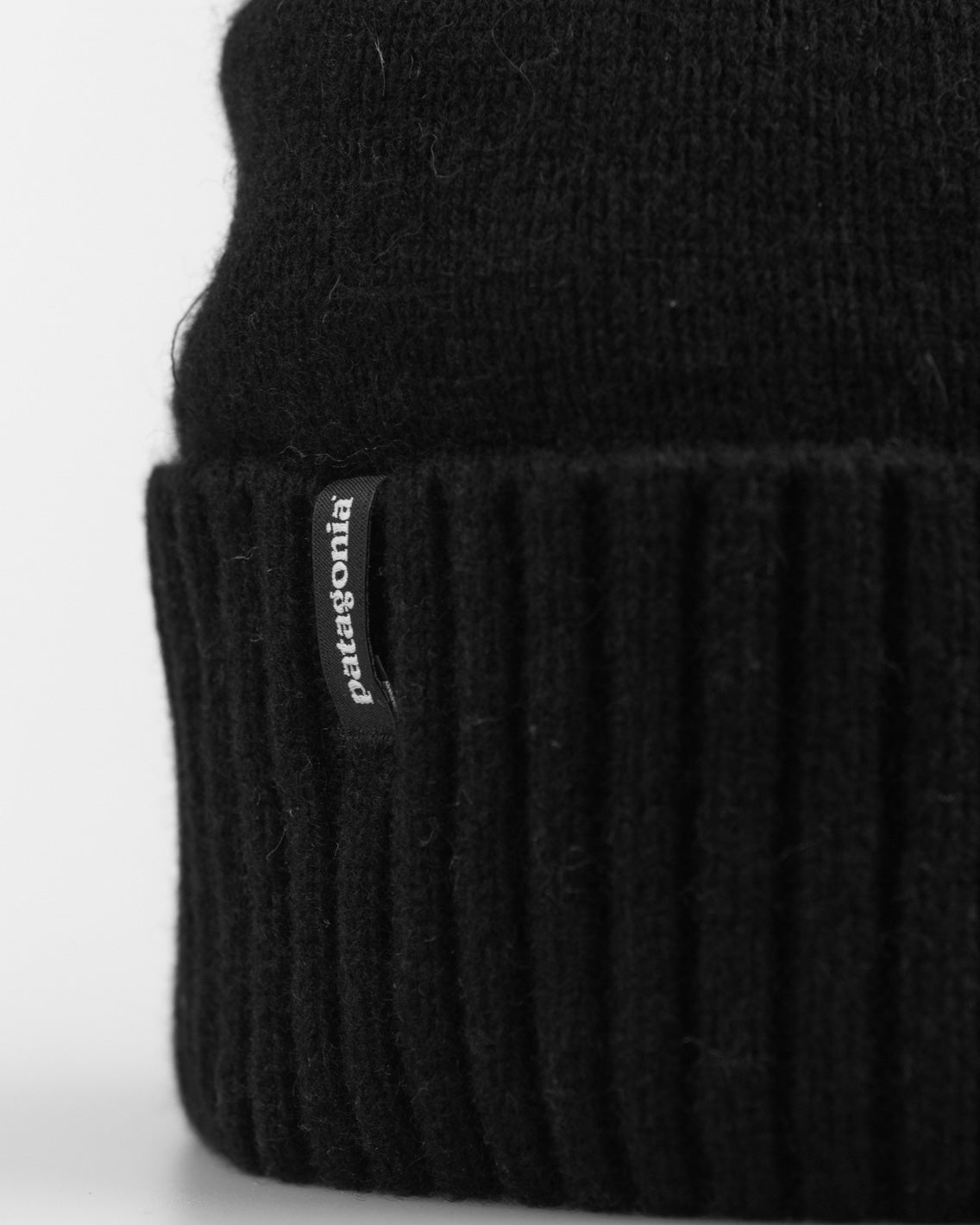 Constructed from warm and comfortable recycled wool, the Patagonia Brodeo Beanie in black is one of the most iconic beanies in the world. This black beanie is constructed from 95% recycled fabric and features a small cuff with the Patagonia woven label to sign off.