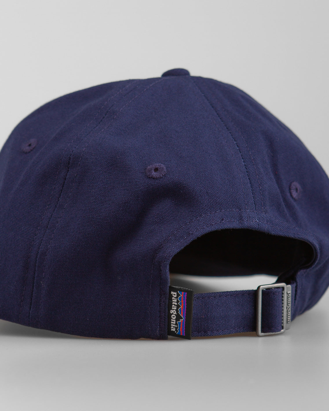 Crafted from 100% organic cotton, the Patagonia P-6 Label Trad Cap in Classic navy is a comfortable and sleek 6-panel cap, complete with a curved brim and snapback closure. This Patagonia hat is perfect for chill days, or use it as a way to spruce up any streetwear outfit. Signed off with the iconic Patagonia P-6 Label on the centre front.